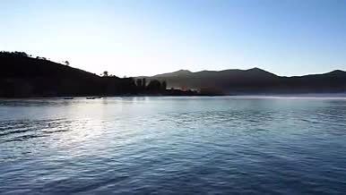 湖泊江海低角度日出环绕航拍视频的预览图